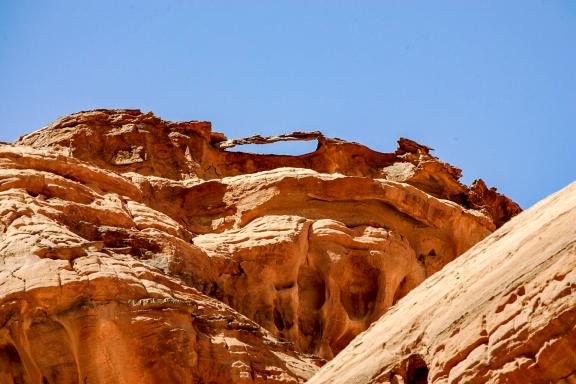 Trek vers l'arche du Wadi Rum dans le sud du désert jordanien