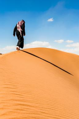 Rencontre d'un bédouin sur une dune ddans le Wadi Rum