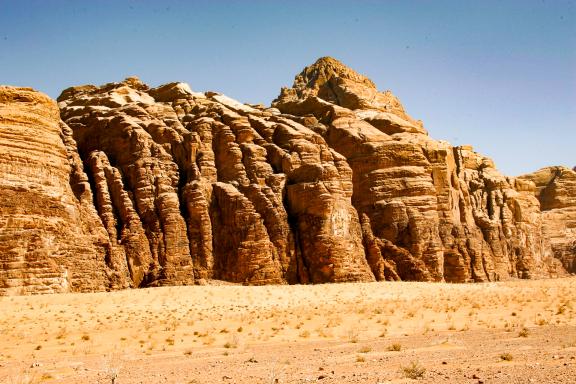 Exploration des falaises de grès dans le désert du Wadi Rum dans la région sud
