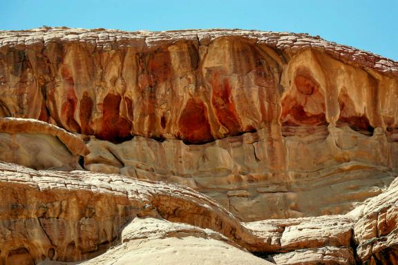 Découverte des splendeurs naturelles de grès rouge dans le Wadi Rum