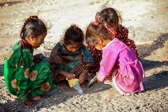 Balade vers des enfants jouant sur la plage de Socotra