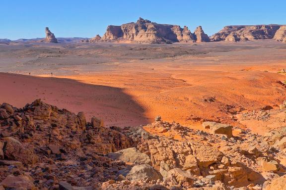 Trekking plateau minéral dans la Tadrart en Algérie