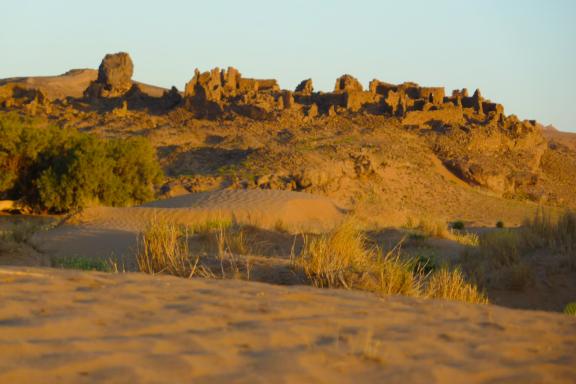 Randonnée près d'un ancien village dans le Sahara