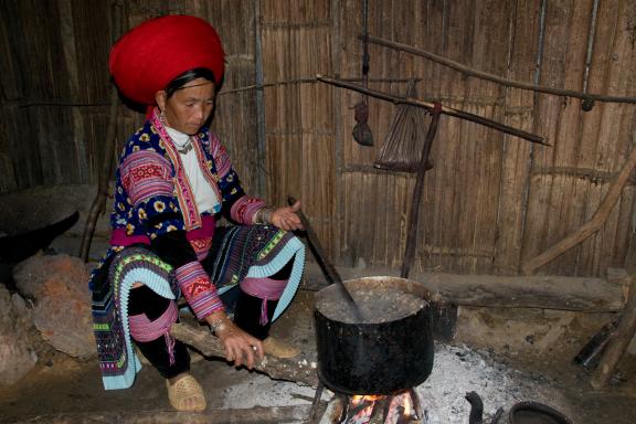 Randonnée vers une cuisinière h'mong blanc dans la région de Dong Van