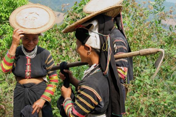 Trek vers des femmes lolo noir dans la région de Bao Lac