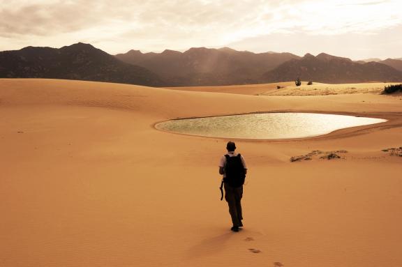 Randonnée à travers des dunes côtières dans la région du Cap Padaran