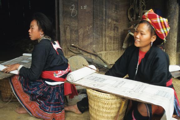 Trek vers des femmes hmong rouge dans la région de Lai Chau