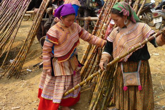 Rencontre de femmes hmong Fleur dans un marché de la région de Bac Ha