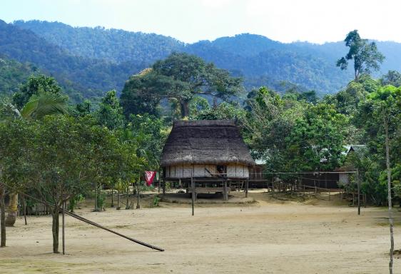 Trek vers le village de Lang Aur habité par le peuple katu