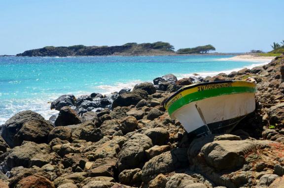 excursion grand sud - canot échoué sur une plage du Sud en Martinique