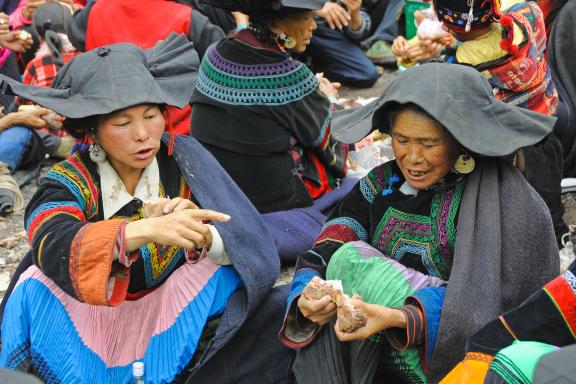 Randonnée vers des femmes yi des Da Liangsgan au sud du Sichuan