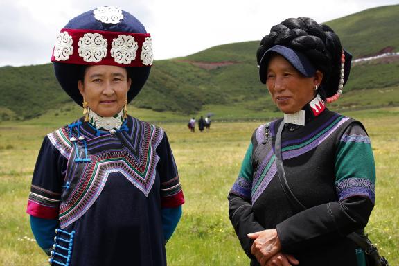 Trekking avec des femmes yi sur les plateaux des Da Liangshan au sud du Sichuan