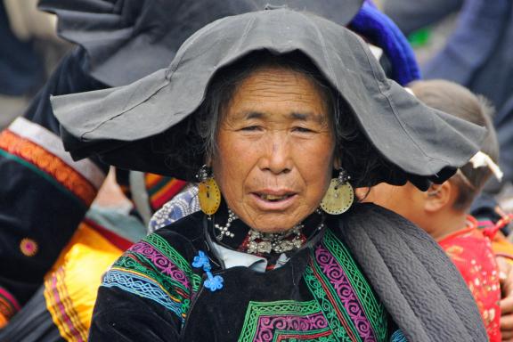 Trekking avec une femme yi de la région de Meigu au sud du Sichuan