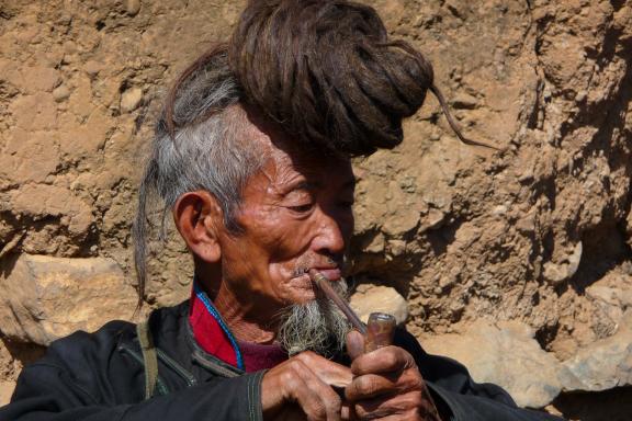 Rencontre avec un chaman Sunie du peuple yi dans les Grandes Montagnes Froides