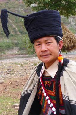 Rencontre avec un chaman Bimo du peuple yi dans les Grandes Montagnes Froides au sud du Sichuan