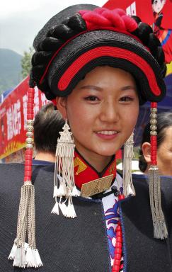 Randonnée vers une femme yi des Grandes Montagnes Froides au sud du Sichuan