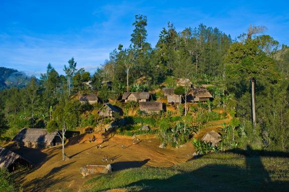 Randonnée vers un village de la région de Simbai dans les montagnes au nord des Highlands