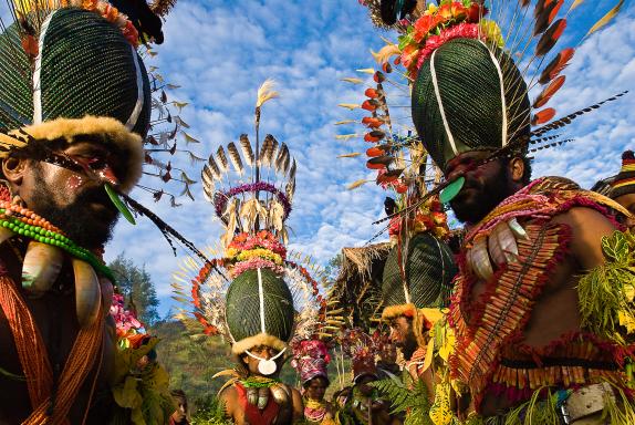 Rencontre de papous kalam et leurs coiffes traditionnelles dans la région de Simbai