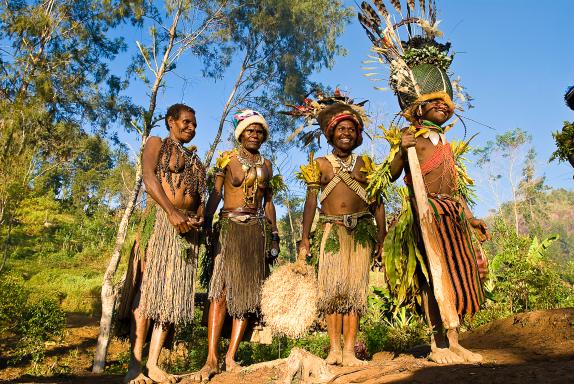 Rencontre avec des villageois kalam dans les montagnes de Simbai