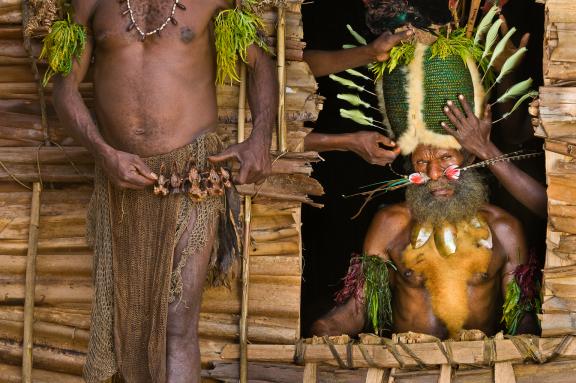 Voyage vers les préparatifs d'une cérémonie chez les Kalam dans les montagnes de Simbai