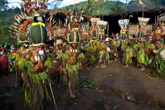 Trekking vers une cérémonie dans un village papou kalam dans les montagnes de Simbai