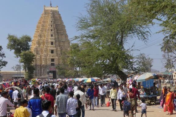 Randonnée vers une cérémonie dans un temple à Hampi au Karnataka