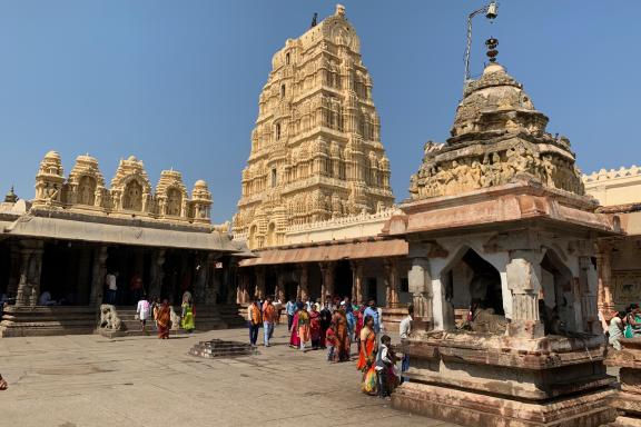 Randonnée vers un temple dans l'ancienne cité d'Hampi au Karnataka