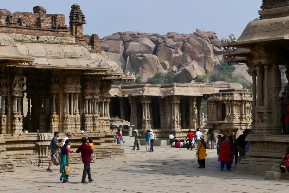 Trekking vers un temple sur le site d'Hampi au nord du Karnataka