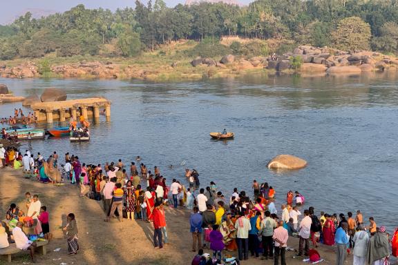 Trek vers une rivière près du site d'Hampi au nord du Karnataka