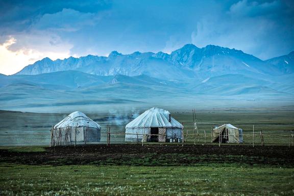 Rencontre nomade yourtes traditionnelles au lac Song Kul au Kirghizistan
