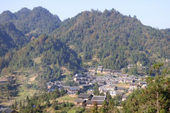 Trekking vers un village du peuple dong dans les montagnes du Guizhou oriental