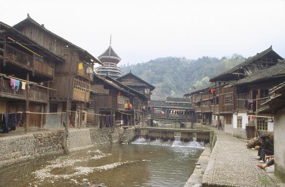 Marche à travers le village de Zhaoxing au Guizhou oriental