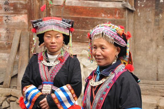 Randonnée vers femmes miao à coquillages au centre du Guizhou