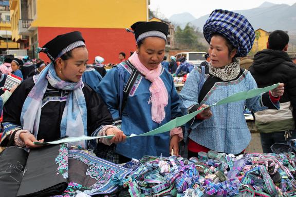 Trek à la rencontre de femmes buyi dans un marché hebdomadaire de la région de Ziyun au Guizhou