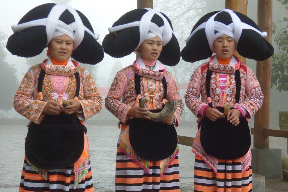 Randonnée vers une cérémonie d'accueil des Miao à longues cornes au village de Longga au Guizhou