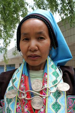 Trek vers une femme buyi du Guizhou occidental au village de Tianmen