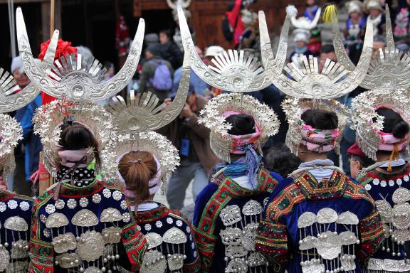 Randonnée vers un groupe de femmes miao en habits de fête au Repas des soeurs au Guizhou