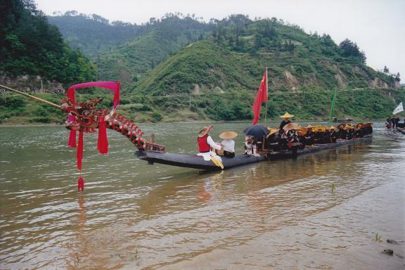 Trek vers un bateau dragon à la fête du repas des soeurs miao au Guizhou oriental