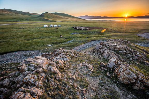 Trek et coucher de soleil avec les nomades au lac Son Kul Kirghizistan