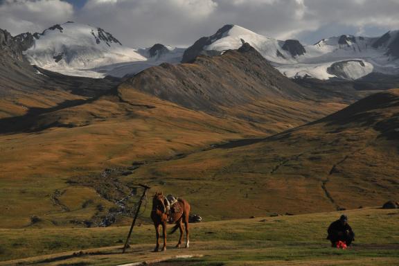 Cavalier Kirghize devant les glaciers