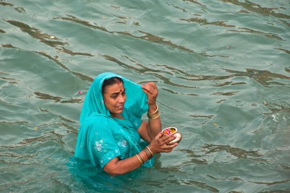 Trekking vers le bain rituel d'une femme dans le Gange à Haridwar