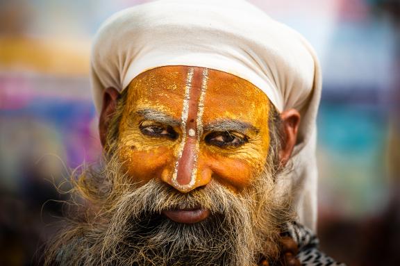 Trek avec un sadhu vaishnavite vers le bain rituel dans le Gange