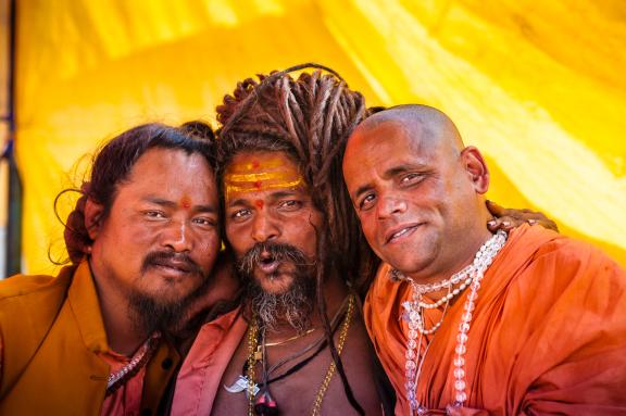 Rencontre avec des sadhus présents à un pèlerinage au confluent du Gange avec la Yamuna
