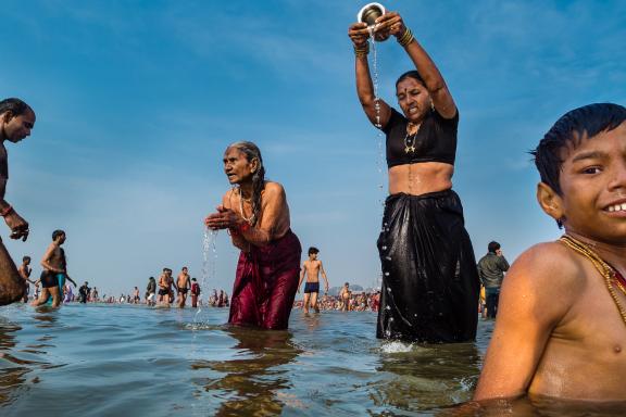 Voyage vers le bain rituel en famille dans le Gange à Allahabad