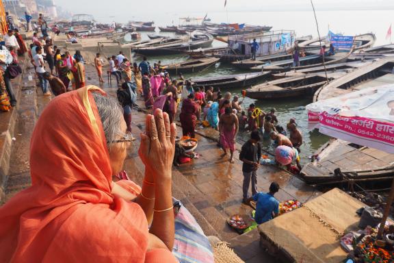 Immersion avec les pèlerins sur les ghâts du Gange à Varanasi