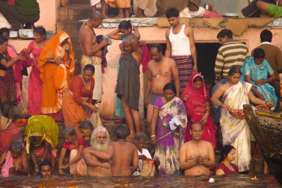 Trek vers un bain rituel collectif dans le Gange à Varanasi