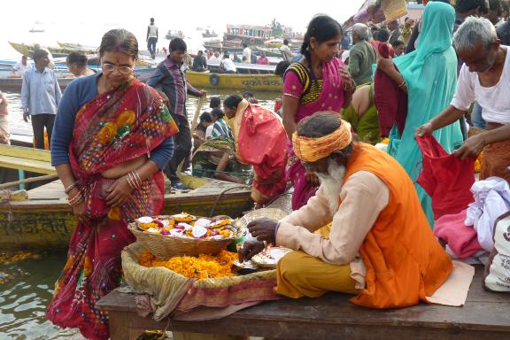 Voyage vers des offrandes proposées aux pèlerins hindous au bord du Gange à Varanasi