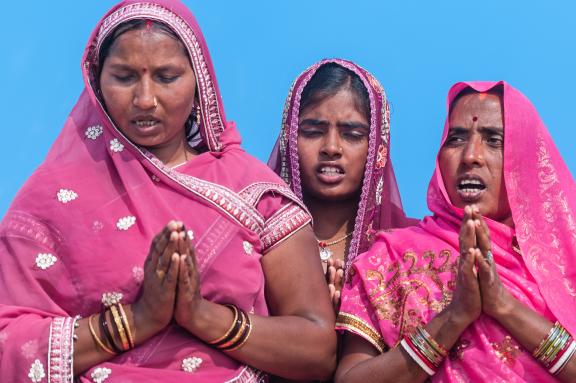 Rencontre de femmes en prière lors d'une cérémonie au bord du Gange