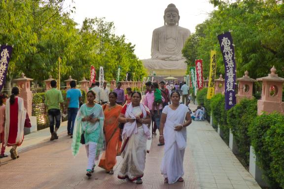Randonnée avec des pèlerins circulant devant Bouddha à Bodhgaya