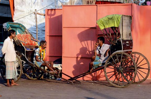 Rencontre de rickshaw-wallah attendant le client dans les rues de Calcutta